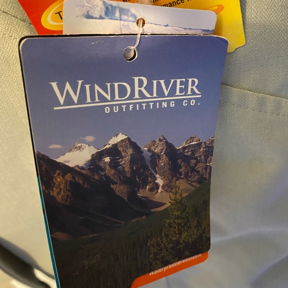 Gorgeous Wind River winter jacket - Picture 4 of 10